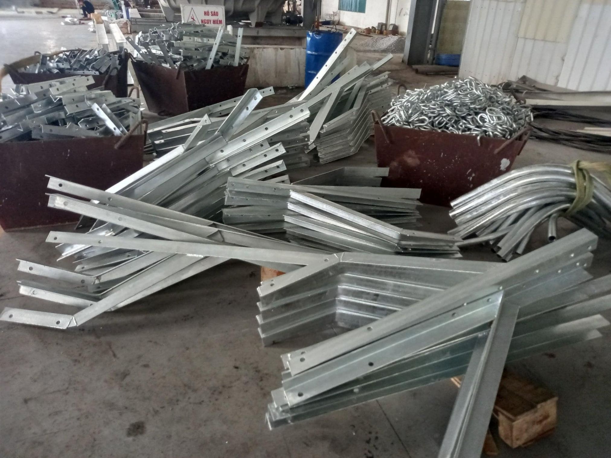 Gia công xà sắt mạ kẽm nhúng nóng